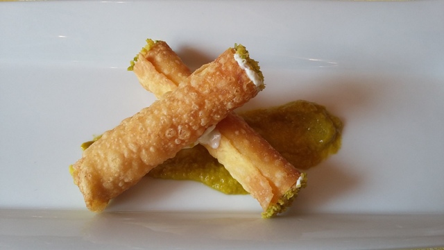 Cannolo croccante con ricotta manteca e granella di pistacchio