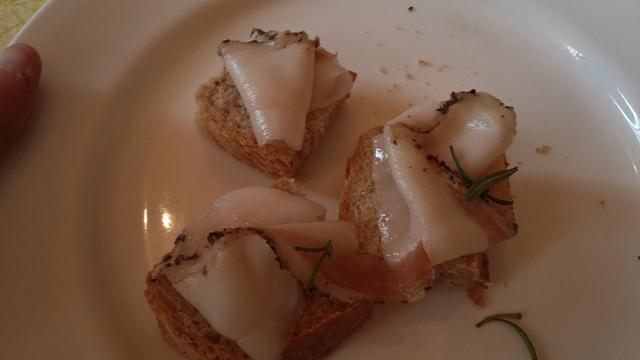 Crostoni con lardo e rosmarino