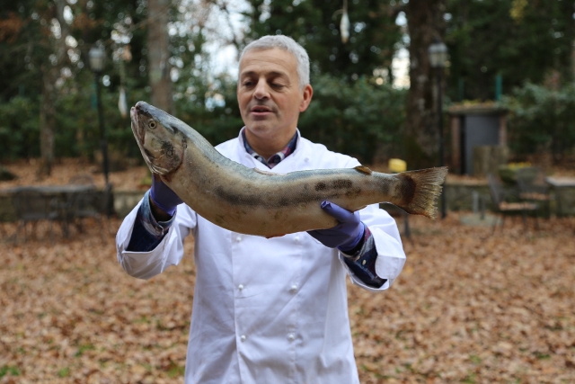 Mauro Rastelli con la trota marmorata